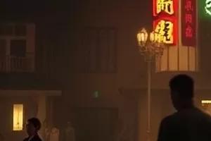 钟表匠的午后剧照:布满齿轮的工作台与半开的木质百叶窗